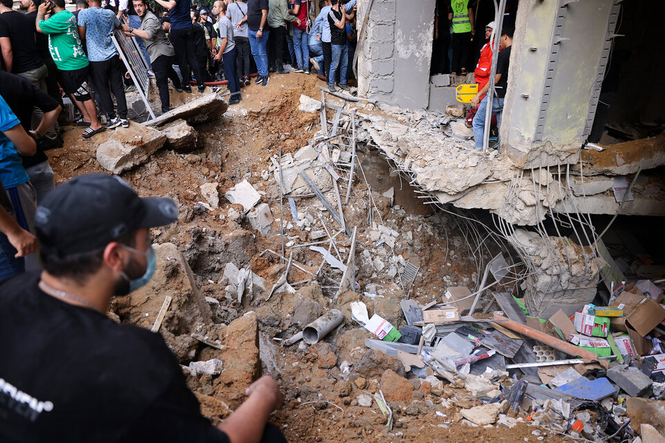 El cráter que quedó en el edificio de Beirut tras el bombardeo israelí. (Fuente: AFP)