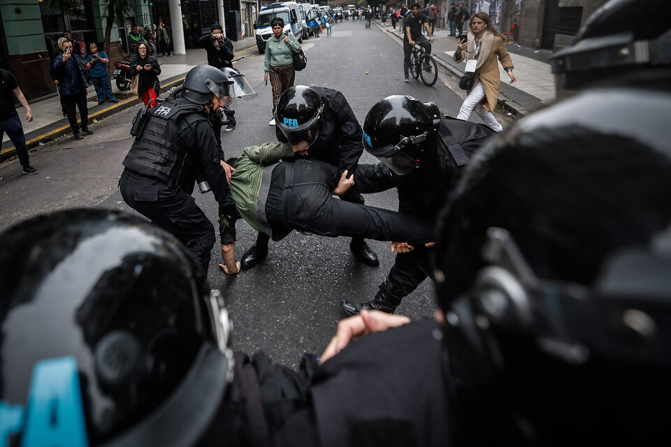 Reprimir, apresar e interrogar, la nueva doctrina Bullrich contra la protesta social. (Fuente: EFE)