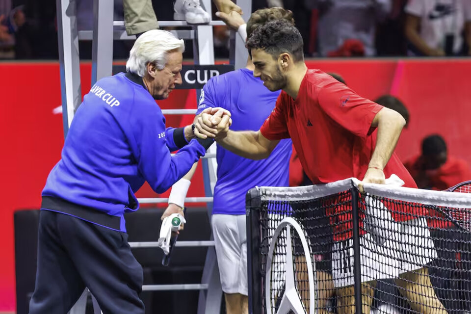 Cerúndolo saluda a Bjorn Borg, el capitán del equipo europeo (Fuente: DPA)