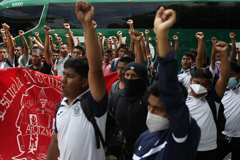 Estudiantes y familiares de las víctimas se manifiestan en Chilipancingo. (Fuente: EFE)