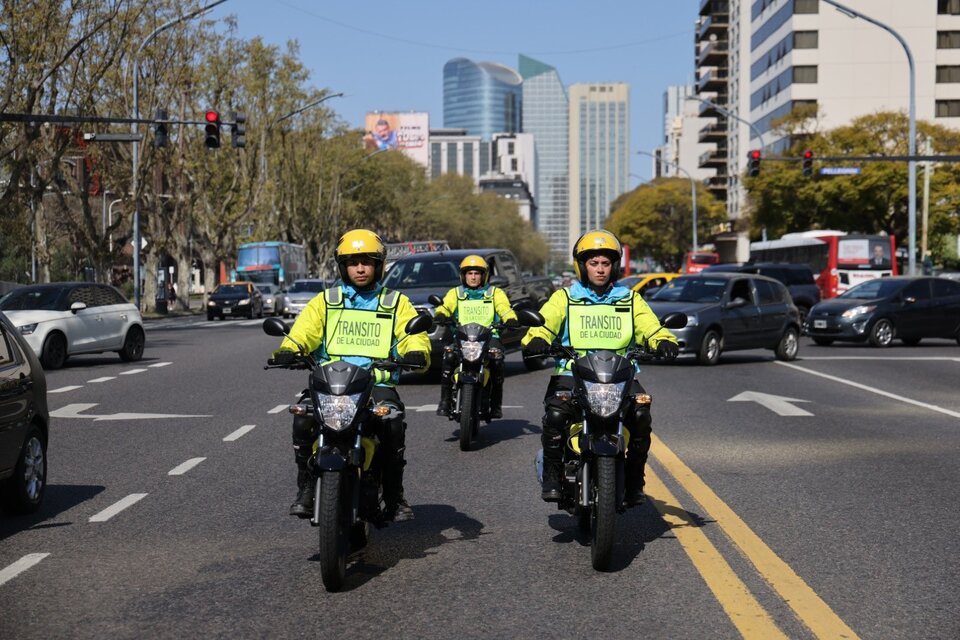 Habrá más controles para impedir detenciones en doble fila en la Ciudad de Buenos Aires 