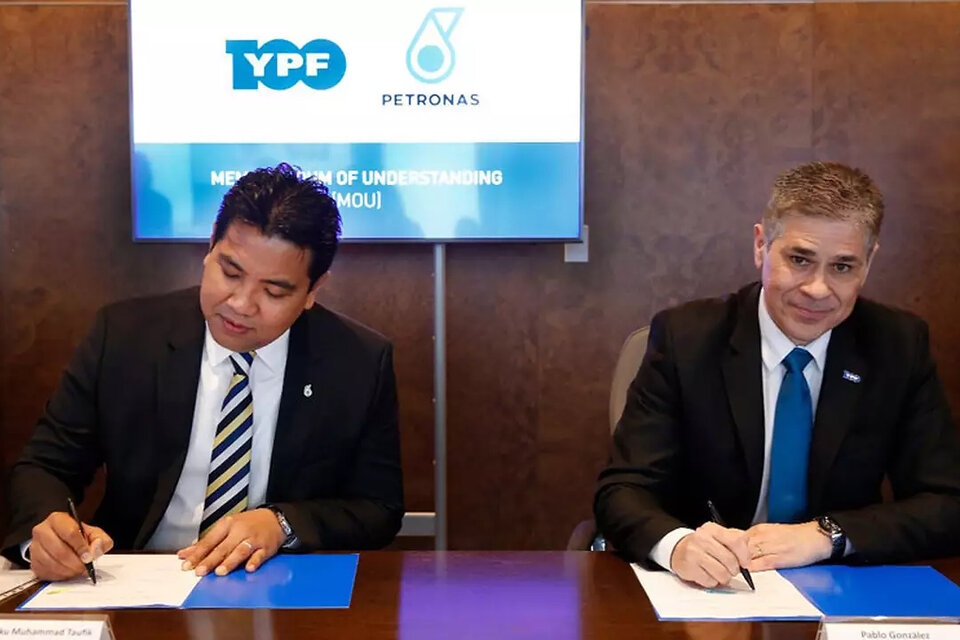 Los presidentes de Petronas y de YPF firmaron el acuerdo de entendimiento en septiembre de 2022 (Fuente: Archivo)