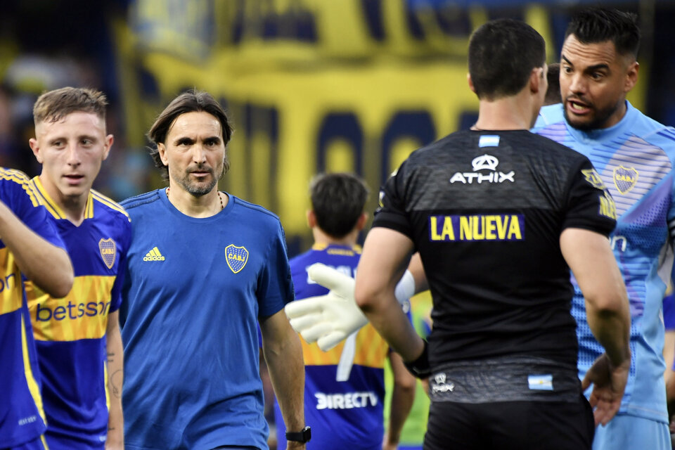 Romero y todo Boca le protestaron al árbitro Ramírez por la decisión final (Fuente: Fotobaires)