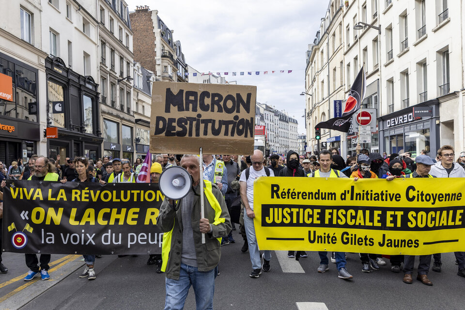 Manisfestantes piden la destituciónde Macron en las calles de París. (Fuente: EFE)