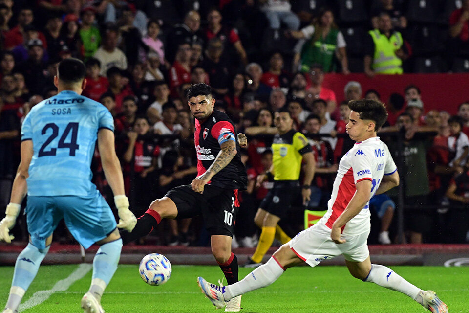 Banega fue clave en el gol de Newell´s y tuvo gran despliegue en el campo (Fuente: Sebastián Granata)