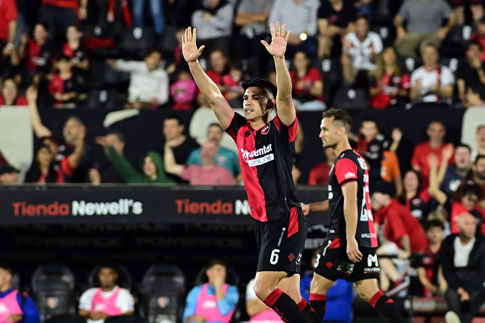 Salcedo celebra el gol que cortó la mala racha de Newell's