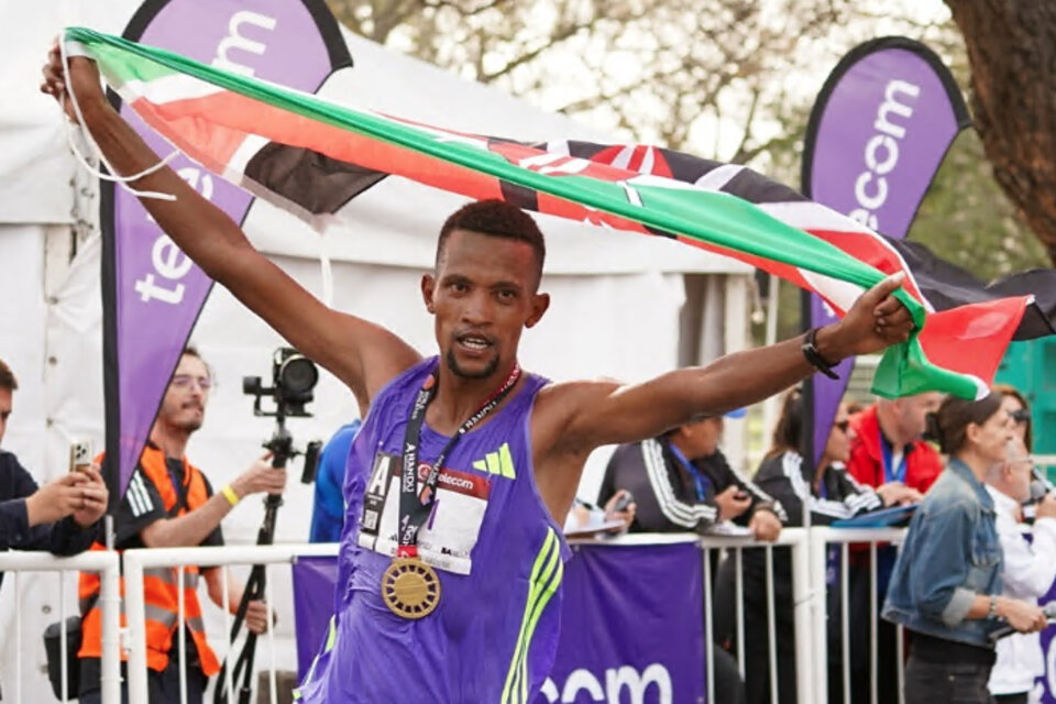 Bethwell Yegon alza las manos con la medalal y la bandera de Kenia (Fuente: Prensa)