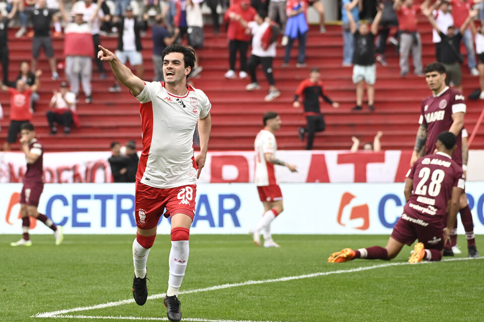 Alan Soñora festeja el primer gol del ganador (Fuente: Fotobaires)