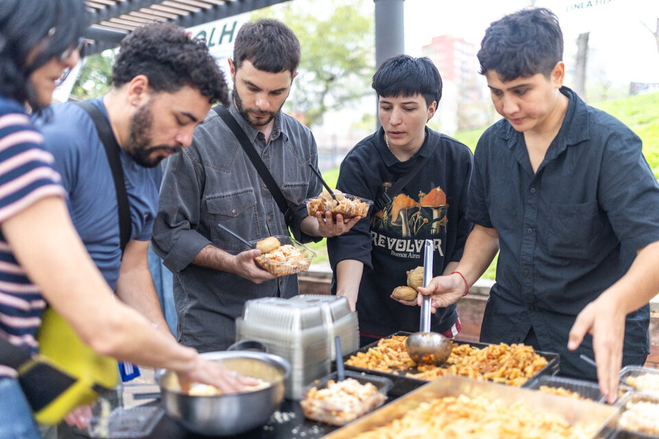 Este domingo 22 de septiembre el Bachillerato Popular Mocha Celis estuvo a cargo de la cocina (Fuente: Luli Leiras)