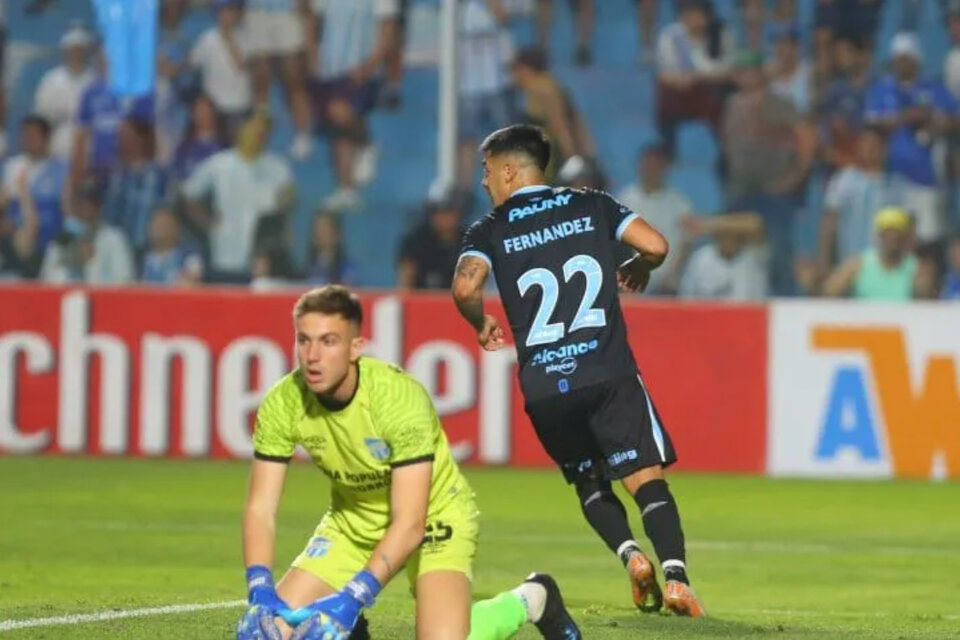 Sebastián Fernández inicia el festejo de su gol (Fuente: Prensa)