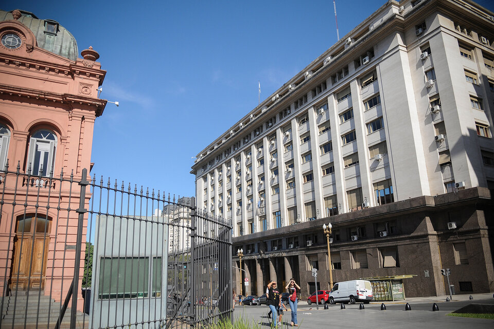 El gobierno sigue celebrando el ajuste fiscal pero todo el ahorro que hace la sociedad se destina al pago de vencimientos de deuda. (Fuente: Guadalupe Lombardo)