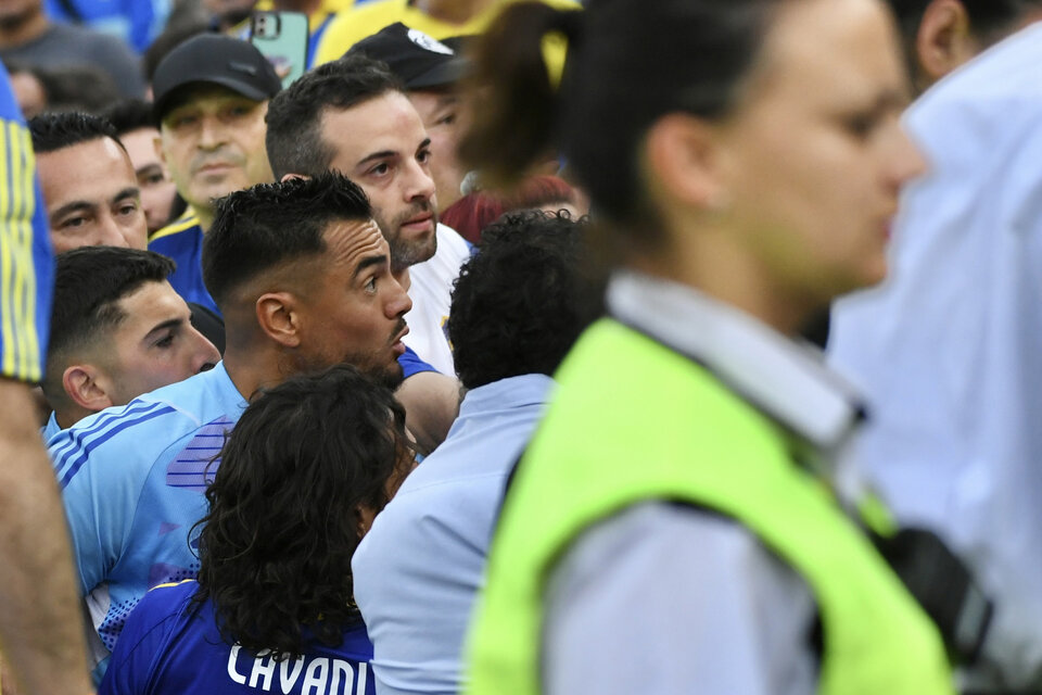 Romero contenido por sus compañeros cuando inicia su discusión con los hinchas. (Fuente: Fotobaires)