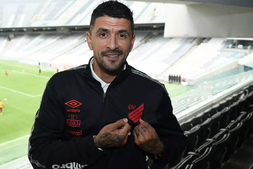 El exvolante Luis González con los colores de Paranaense (Fuente: Prensa)