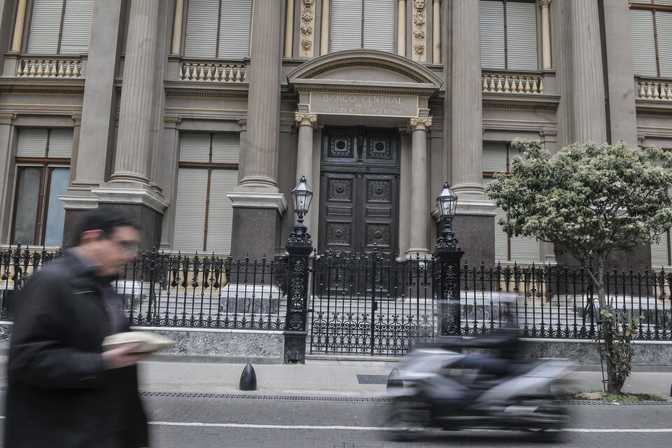 El Banco Central relajó los controles para las importaciones de autos y bienes suntuarios.