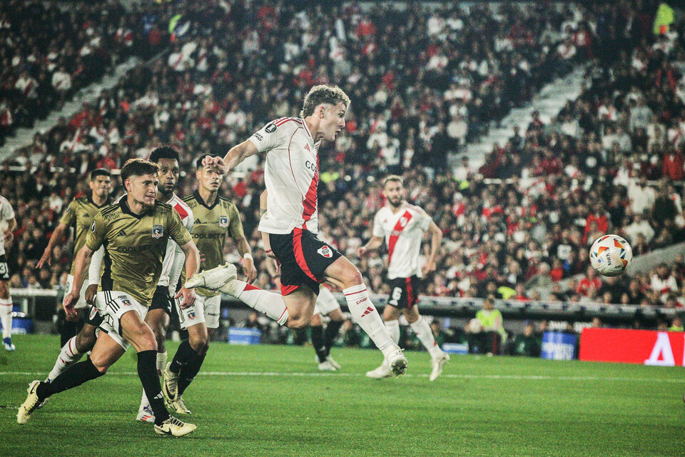 Facundo Colidio convierte su gol durante el primer tiempo