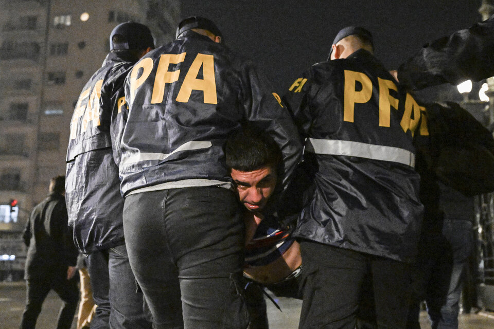 La represión de hace 20 días frente al Congreso terminó con 40 heridos por los gases y las postas de goma. (Fuente: AFP)