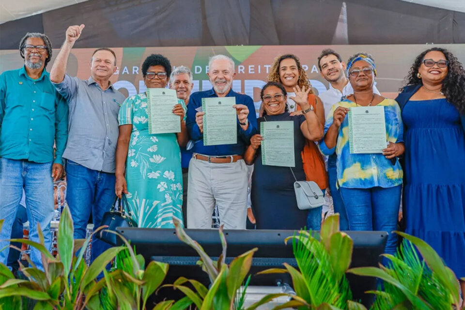 Lula y sus ministros, durante la ceremonia de firma del Término de Conciliación, Compromisos y Reconocimientos Recíprocos, relativo al Acuerdo de Alcântara, en la Praça da Matriz, en Alcântara (MA). Imagen: Ricardo Stuckert/PR (Fuente: NA)