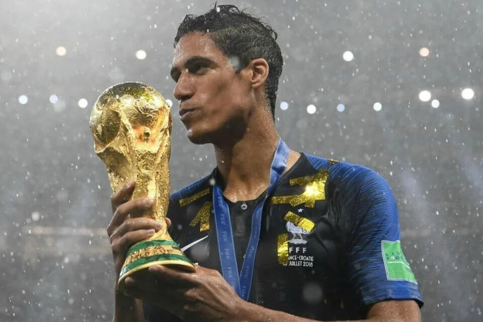 Raphael Varane con la Copa del Mundo que ganó con Francia en el Mundial Rusia 2018.