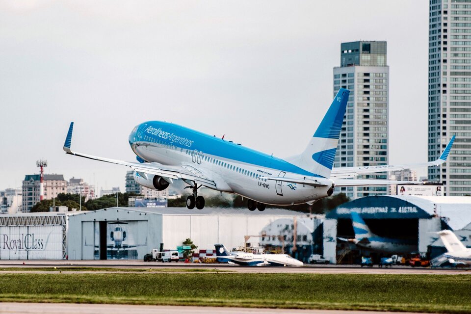 Hay 18 ciudades que sin Aerolíneas Argentinas se quedan sin conectividad aérea (Fuente: NA)