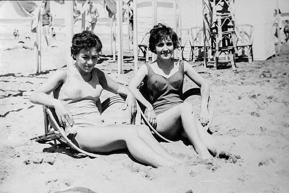 Alejandra Pizarnik e Ivonne Bordelois, en su juventud. (Fuente: Archivo)