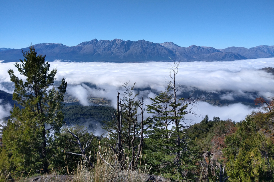 Un manto de nubes realza la belleza del Piltriquitrón