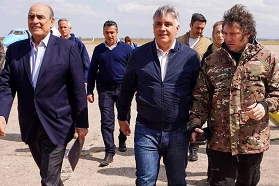 Javier Milei junto a Martín Llaryora y Guillermo Francos en la Escuela de Aviación Militar. (Fuente: NA)