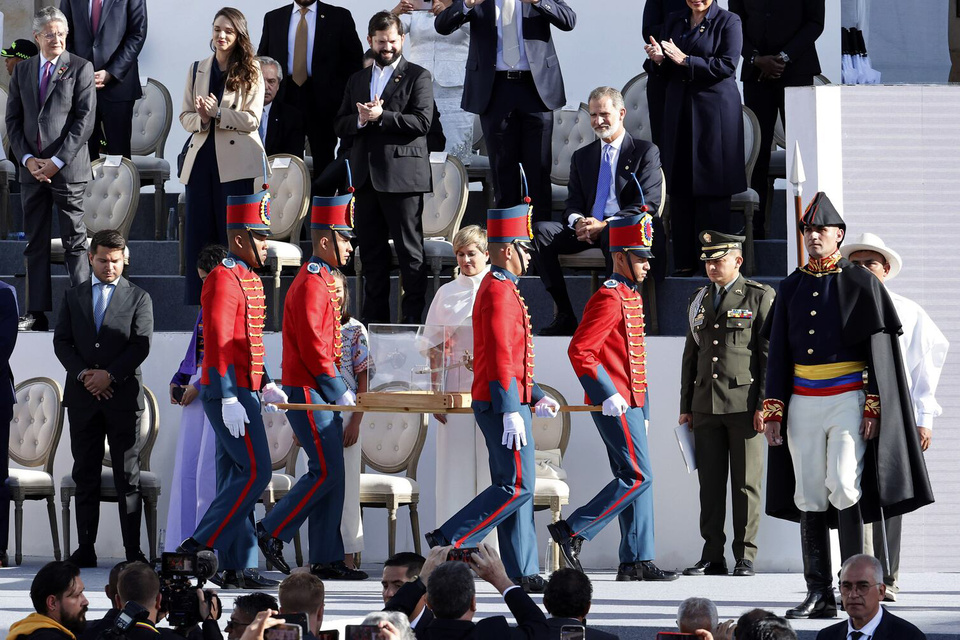 Felipe VI permanece sentado frente a la espada de Bolívar durante la asunción de Petro. (Fuente: AFP)