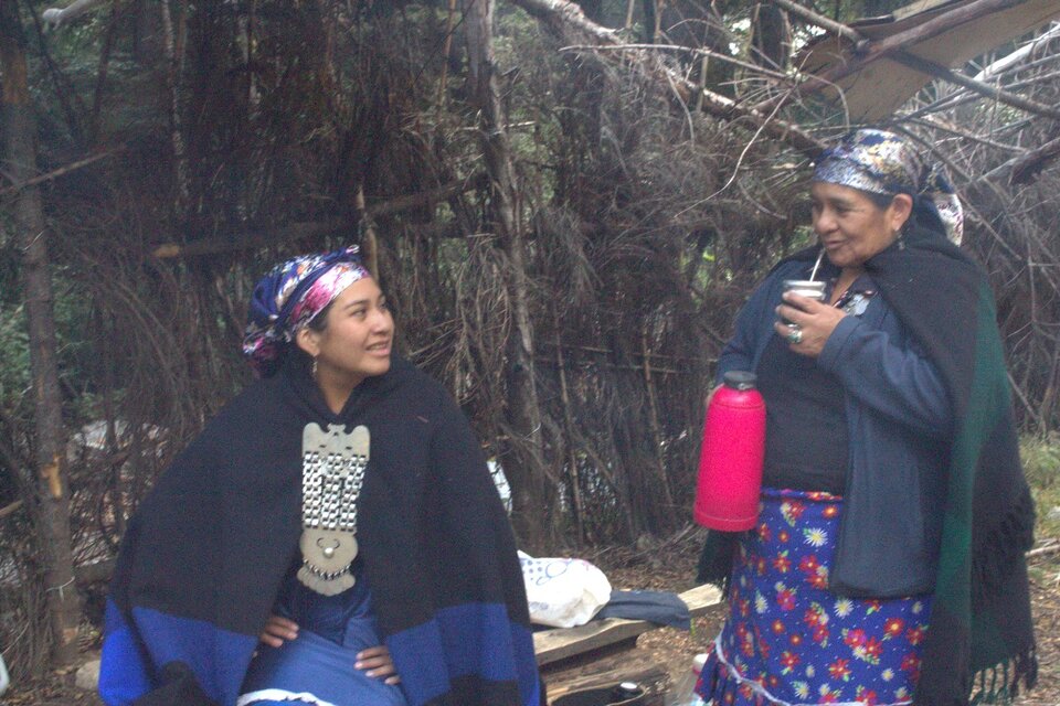 La Machi Betiana y su mamá, María Nahuel. (Fuente: Mar Korol)