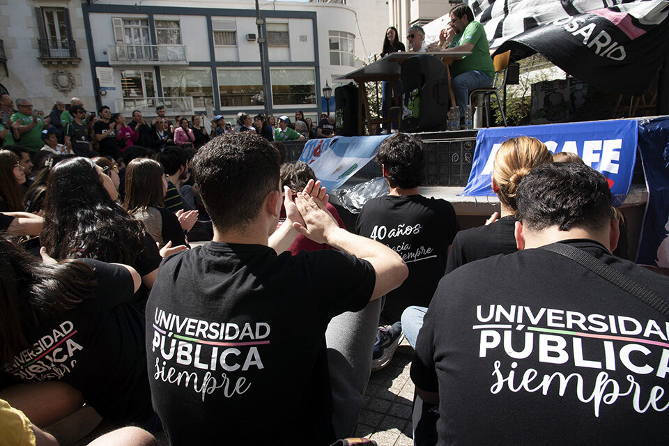 La concurrida clase pública en la Plaza Pringles.