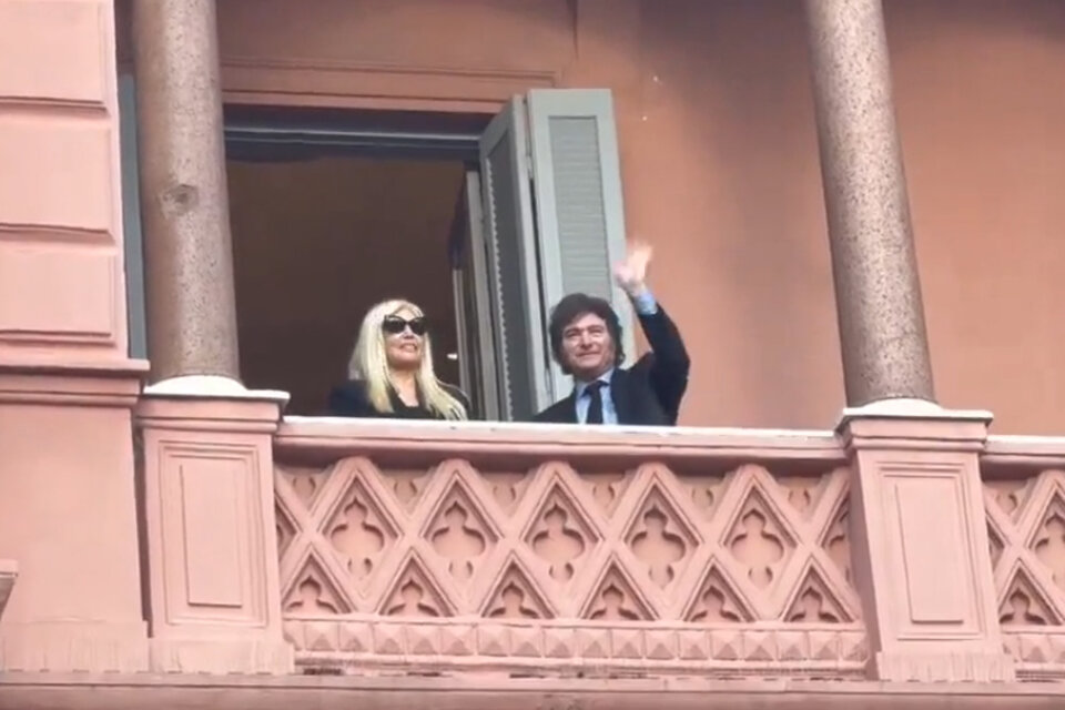 Susana Giménez y Javier Milei en el balcón de la Rosada. (Fuente: Capturas de video)