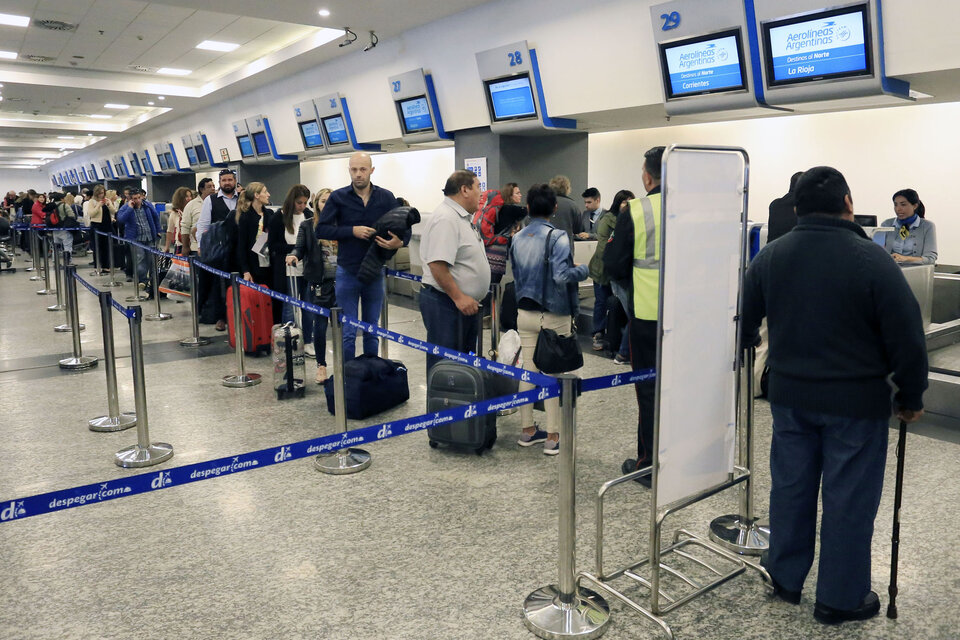 El último informe del Indec ratificó que en agosto hubo una menor llegada de turistas al país y cada vez más argentinos empiezan a viajar al exterior. (Fuente: NA)