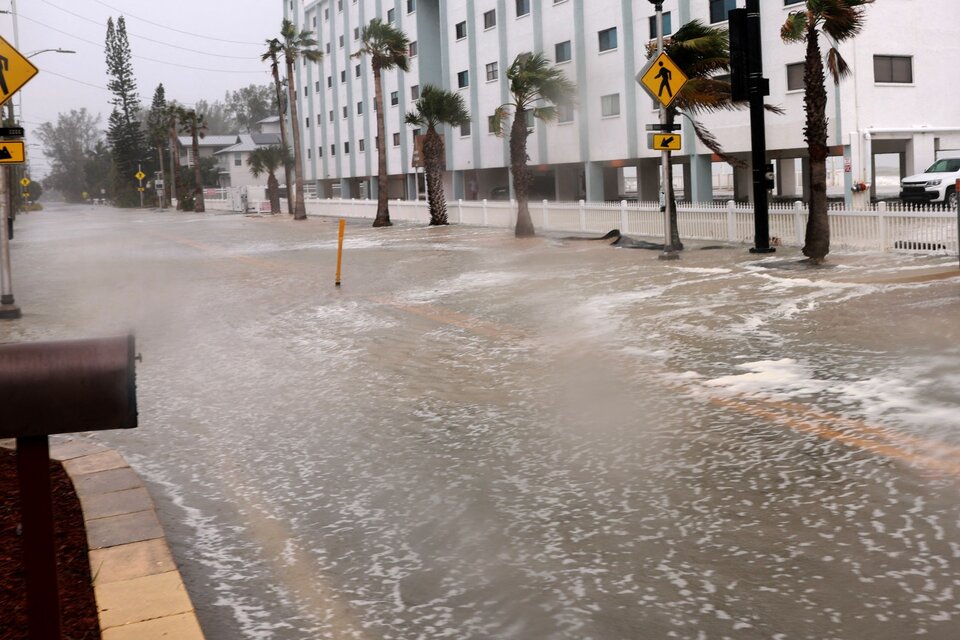 Los vientos y las lluvias comenzaron a hacer estragos en las calles de Florida (Fuente: AFP)