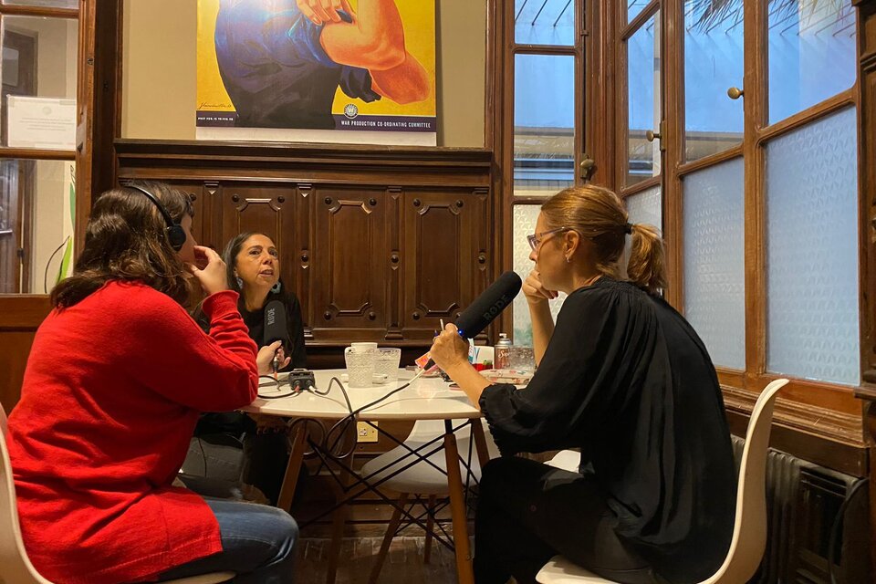 Natalia Arenas, entrevistando a Soledad Deza, en la sede de la Fundación MxM en San Miguel de Tucumán.