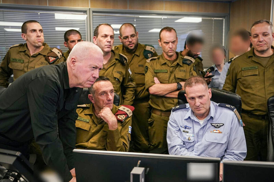 El ministro de Defensa de Israel (i), junto al jefes militares en el centro de mando y control de la FF.AA. israelíes.  (Fuente: EFE)