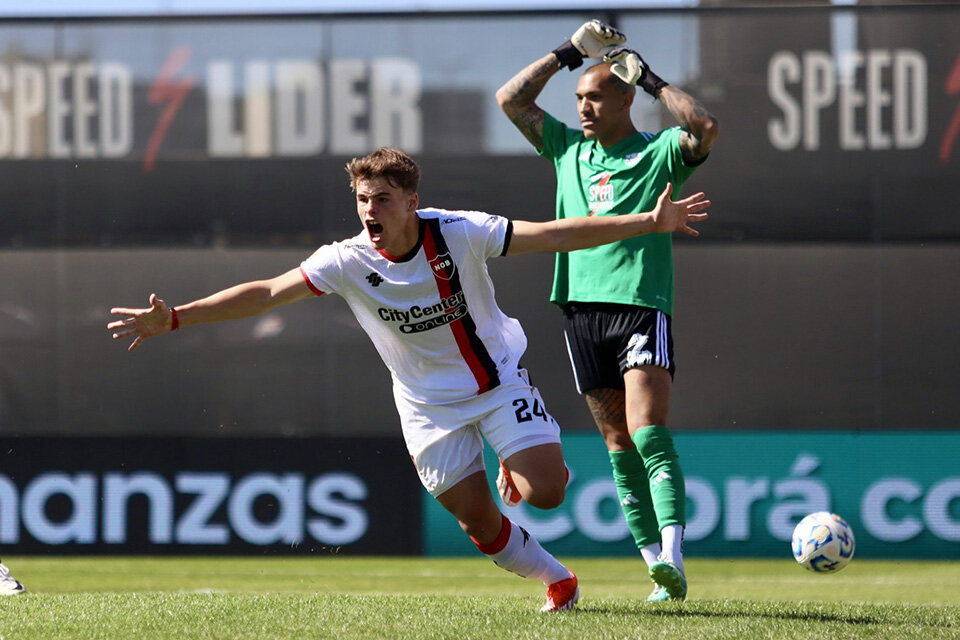 Silvetti celebra uno de sus goles.