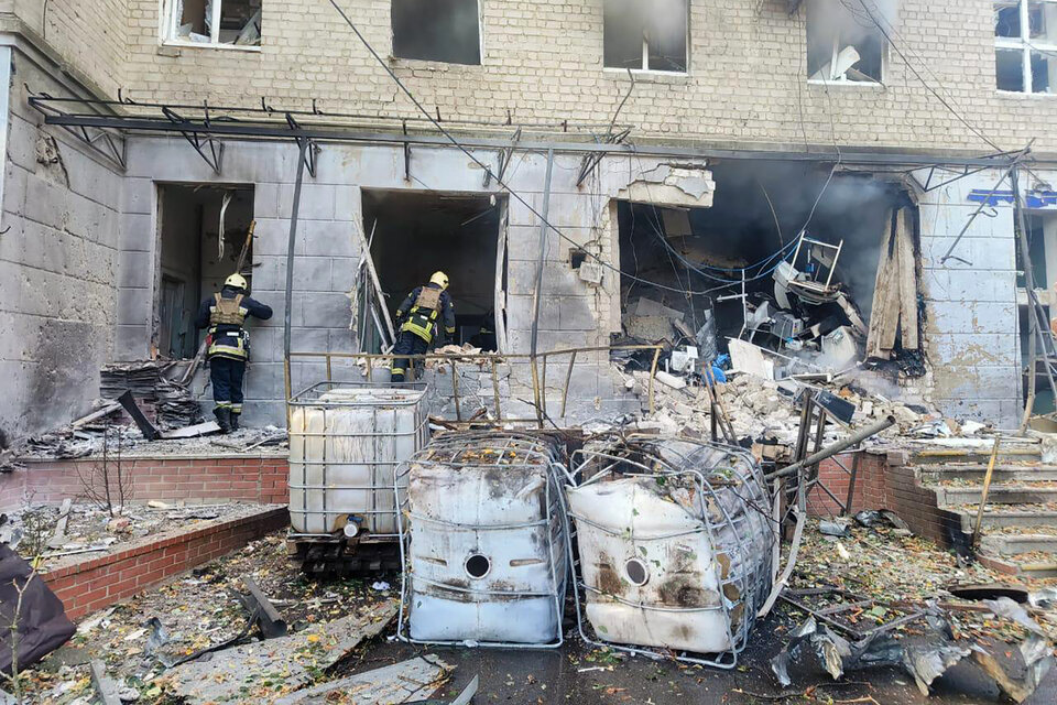 Un ataque de drones rusos destruyó un edificio en Sumi. (Fuente: AFP)