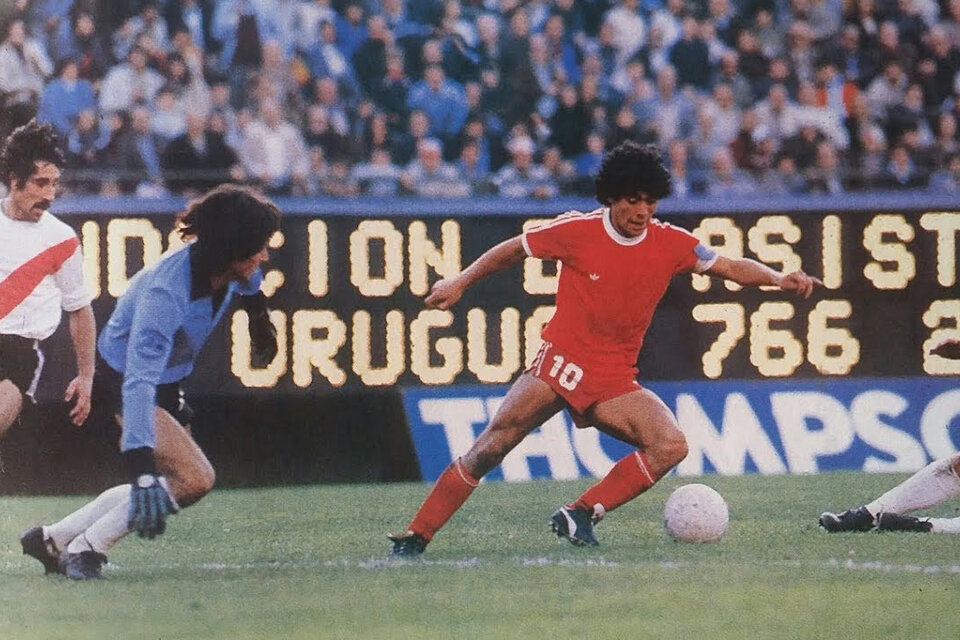 Maradona con la casaca de Argentinos frente a River. (Fuente: Archivo)