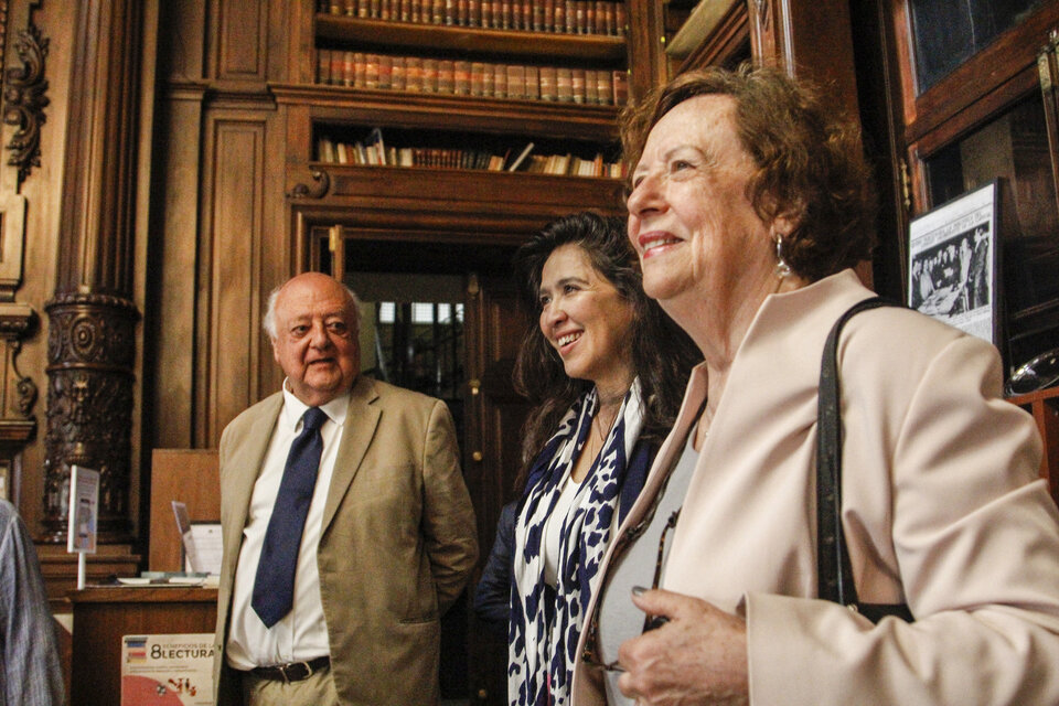 Familiares de Prats y la nieta recuperada Victoria Montengro, en la Legislatura porteña. (Fuente: Prensa)