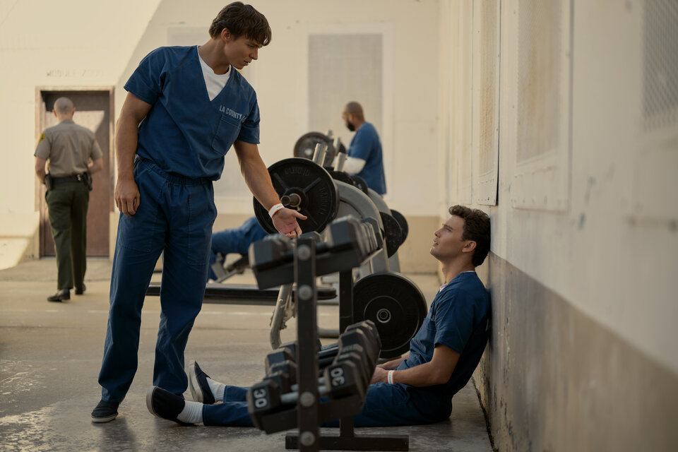 Nicholas Chavez (Lyle Menendez) y Cooper Koch (Erik Menendez), los hermanos del doble homicidio  (Fuente: Netflix)