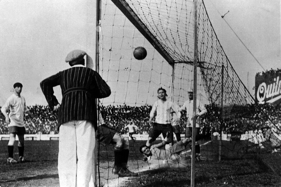 La pelota impulsada por Onzari ingresa al arco, ante la mirada del árbitro y el resto de los jugadores (Fuente: Gentileza)