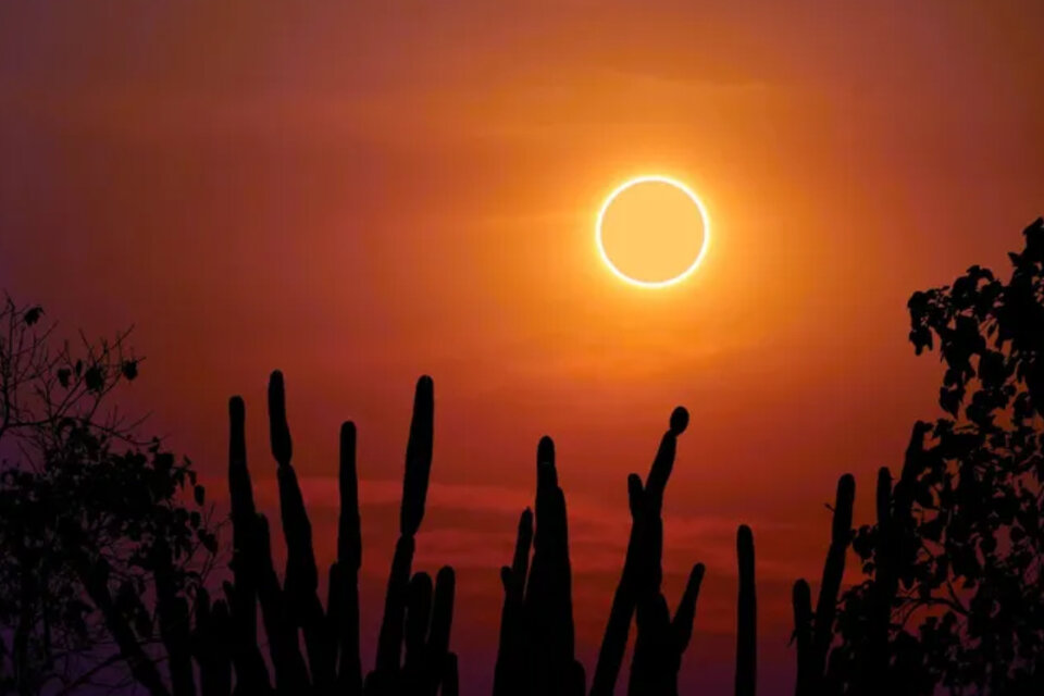 Un anillo de fuego rodeando la luna. (Fuente: Imagen web)