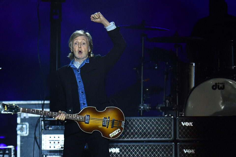 Macca tocó por primera vez en vivo "Now and Then", el rescate Beatle de 2023 (Fuente: AFP)