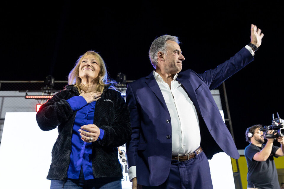 Carolina Cosse y Yamandú Orsi, candidatos a vicepresidente y a presidente del Frente Amplio uruguayo. (Fuente: Prensa)