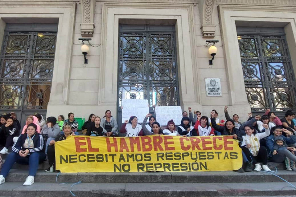 Mujeres de barrios populares se movilizaron a Gobernación. 