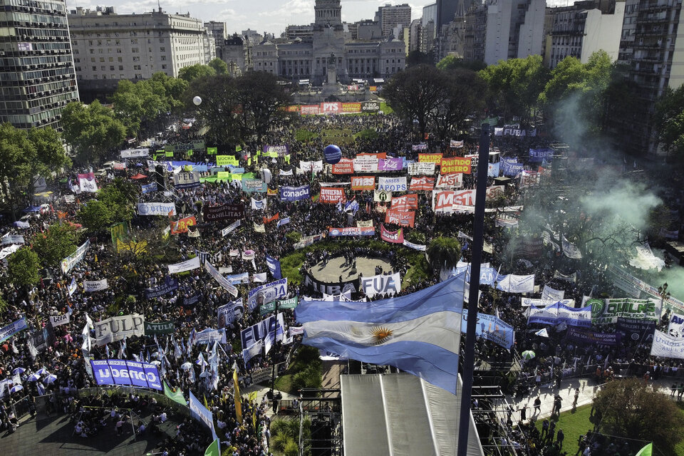 Docentes y estudiantes, de espaldas al Congreso (Fuente: NA)