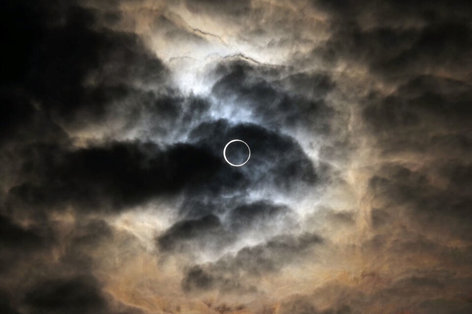 Una de las tantas escenas que dejó el eclipse solar anular (Fuente: AFP)