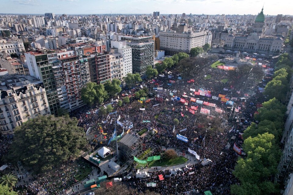 Una multitud dijo presente contra las políticas de ajuste de Milei (Fuente: AFP)