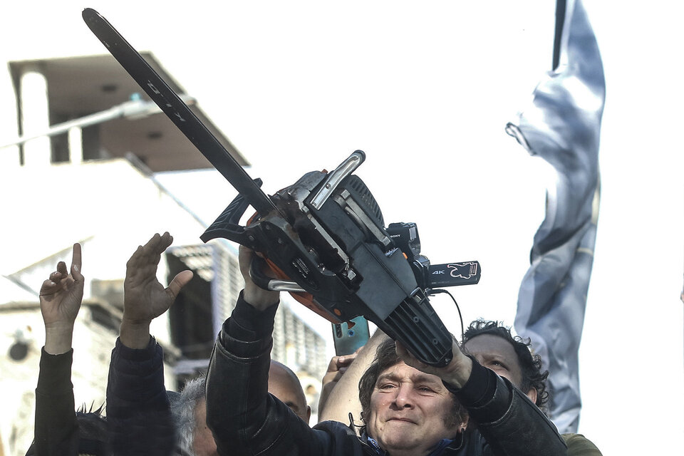 Javier Milei con su motosierra. (Fuente: Leandro Teysseire)