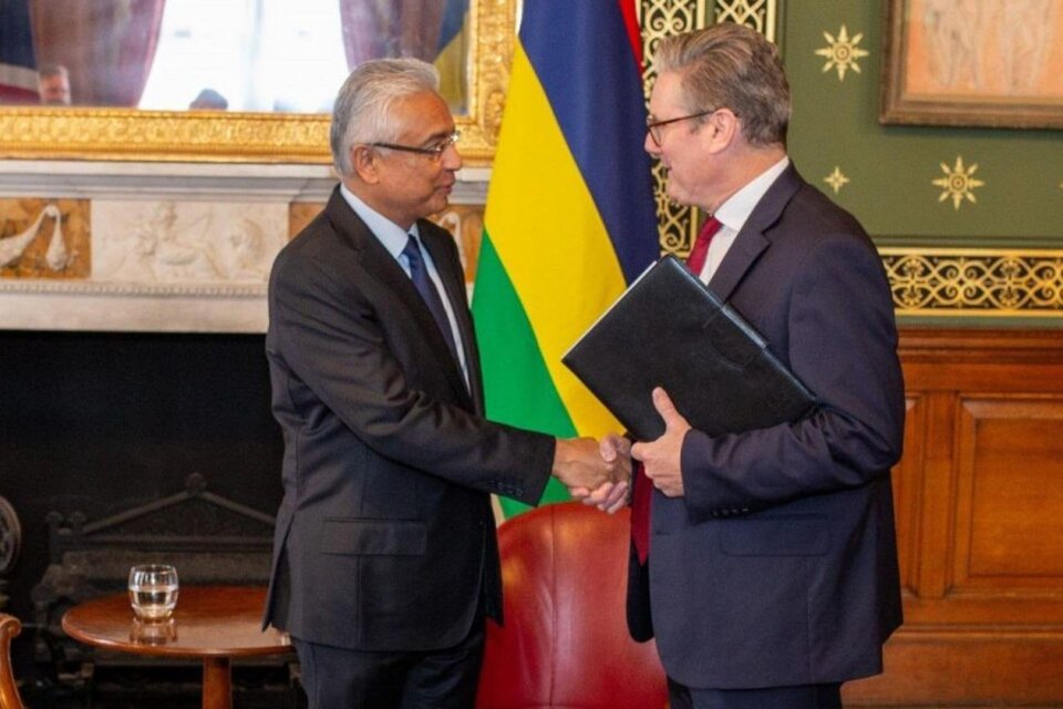  El primer ministro británico, Keir Starmer, y su homólogo de Mauricio, Pravind Kumar Jugnauth, celebraron el tratado como un paso más hacia una mejor relación. (Fuente: EFE)