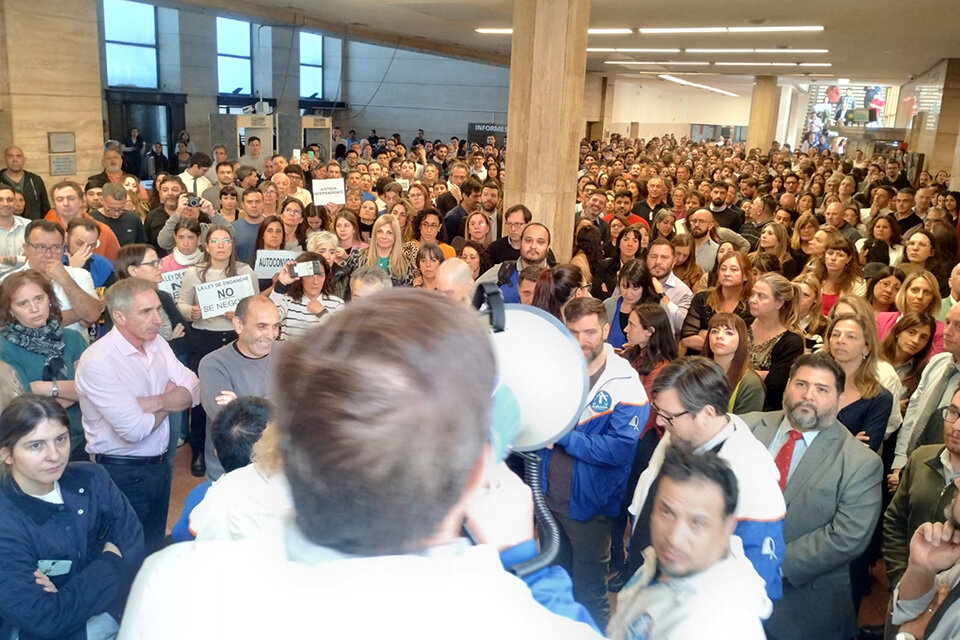 La multitudinaria asamblea en los Tribunales de Rosario. 